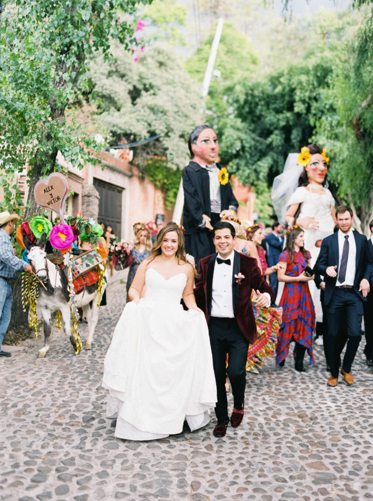 callejonada wedding parade in san Miguel
