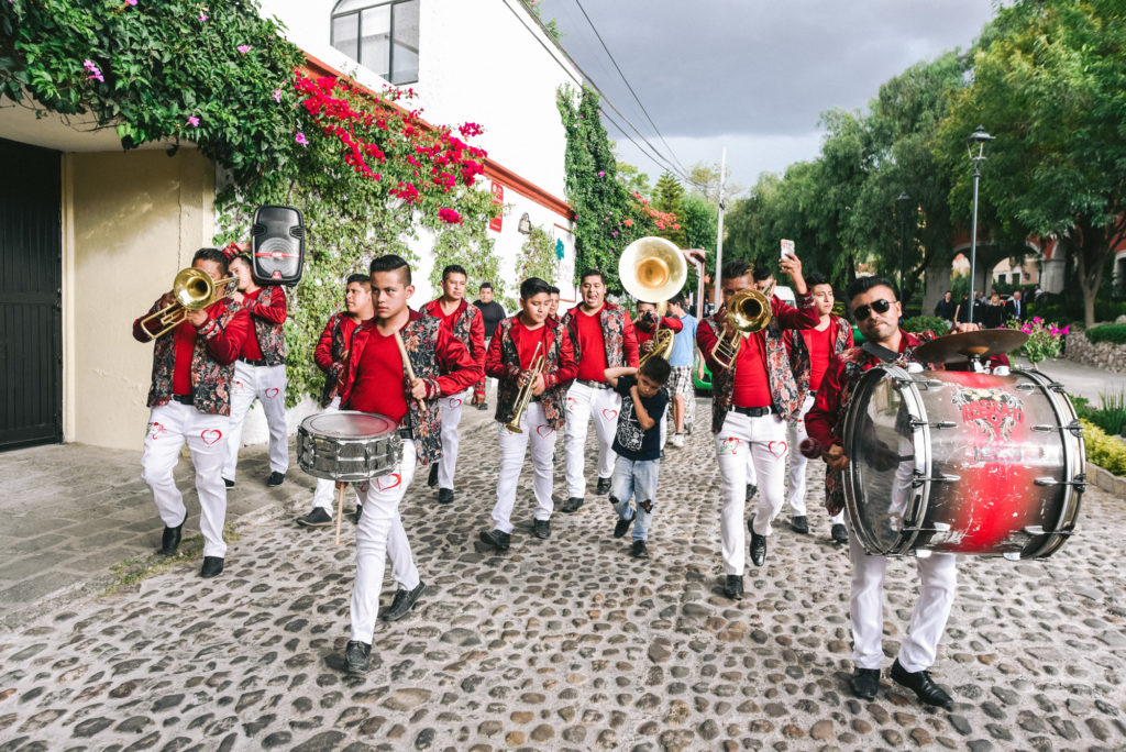 callejonada wedding parade in san Miguel