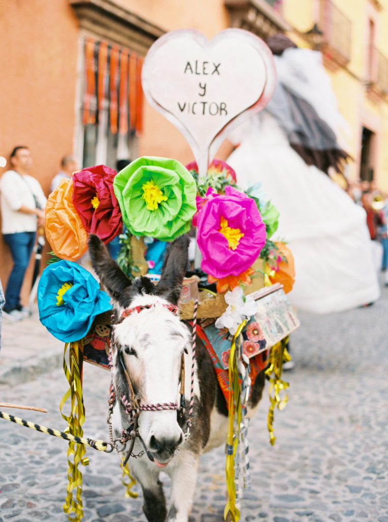 callejonada wedding parade in san Miguel