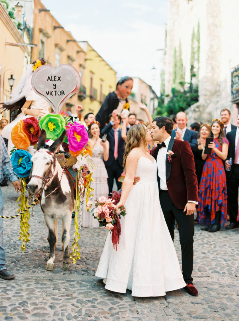 callejonada wedding parade in san Miguel