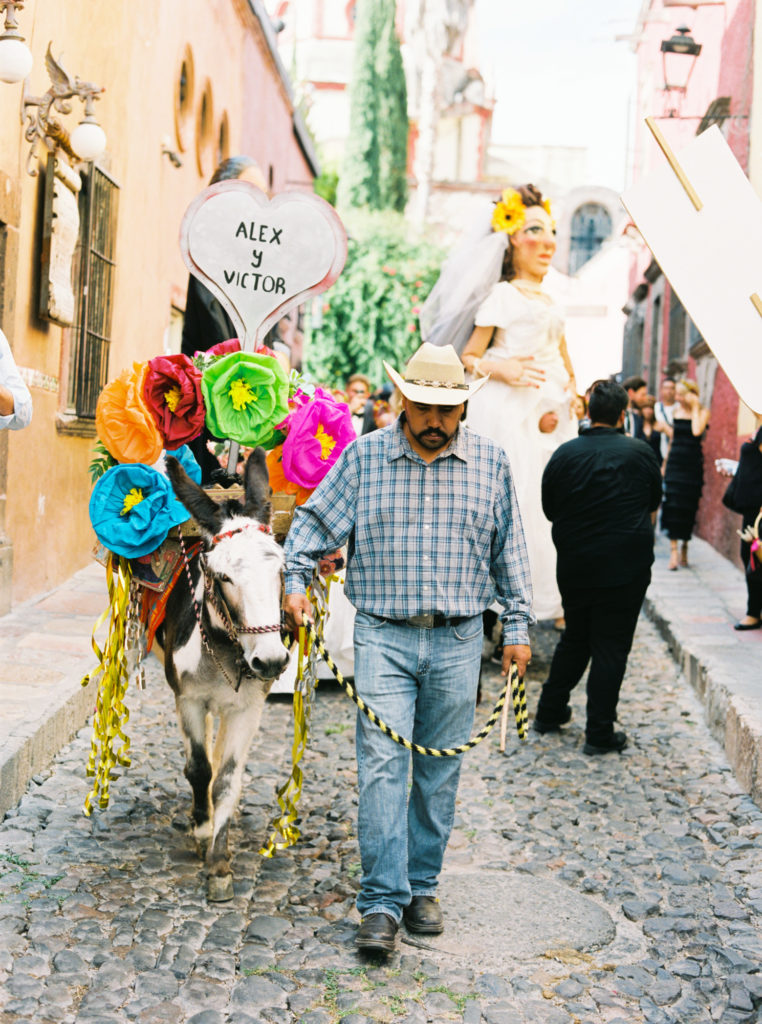 callejonada wedding parade in san Miguel