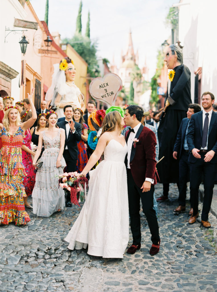 callejonada wedding parade in san Miguel