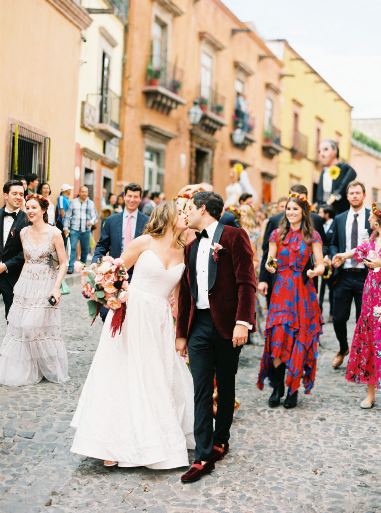 callejonada wedding parade in san Miguel