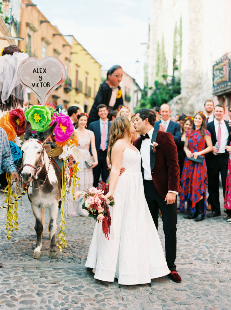 callejonada wedding parade in san Miguel