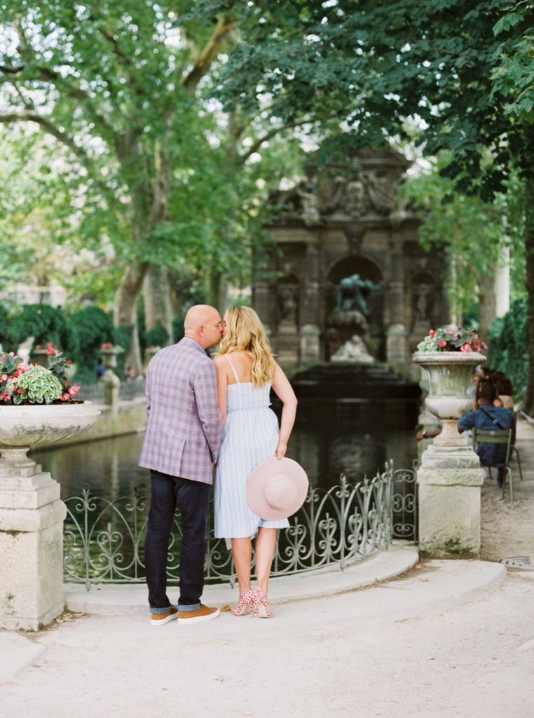 jardin luxembourg engagement photo